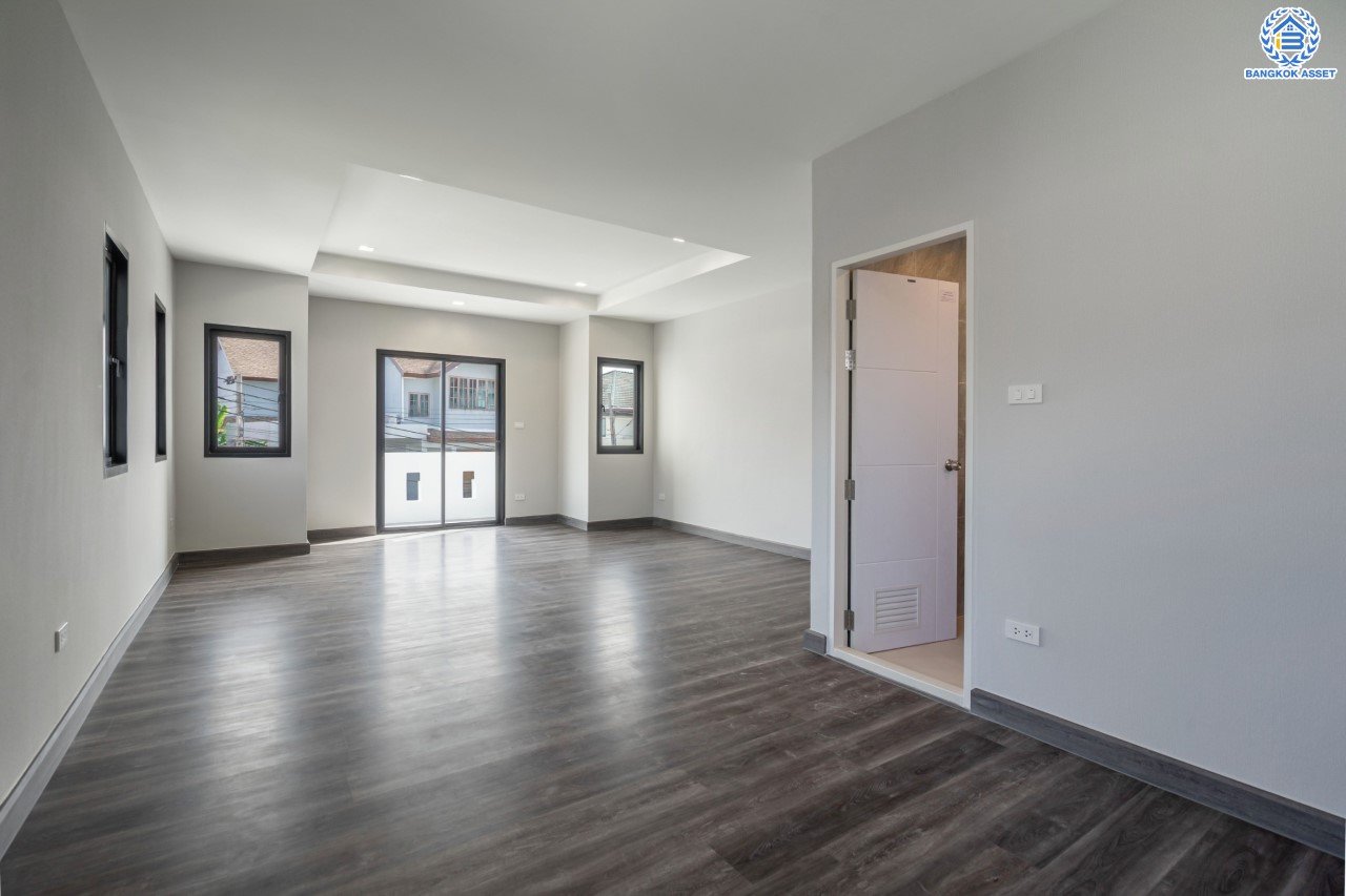 คฤหาสน์หลังใหญ่ตกแต่งใหม่ ม.บ้านสวนดอกไม้ ปิ่นเกล้า ดีไซน์สุด Luxury เนื้อที่ 154.5 ตร.ว. บนพื้นที่ใช้สอยถึง 435 ตร.ม. ฟังก์ชันจัดเต็ม 5 ห้องนอน 6 ห้องน้ำ 1 ห้องแม่บ้าน 2 ห้องอเนกประสงค์ (มีเรือนรับรองด้านข้าง พร้อมห้องน้ำในตัว) จอดรถได้ถึง 4 คัน บนทำเลเชื่อมต่อเมืองอย่างรวดเร็ว ใกล้ทางคู่ขนานลอยฟ้าบรมราชชนนี ทางด่วน "กาญจนาภิเษก" ม.มหิดล และเซ็นทรัลปิ่นเกล้า